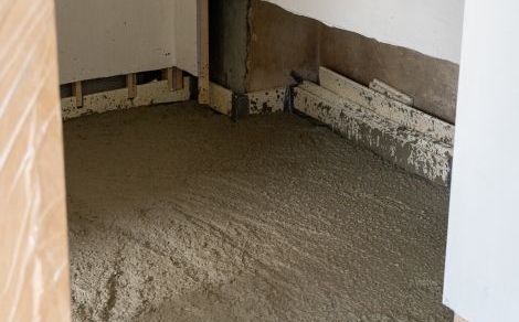 Un nouveau plancher est posé par-dessus le drainage du sol.