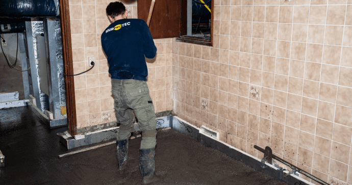 Murprotec-Experten führen eine Kellerentwässerung durch.