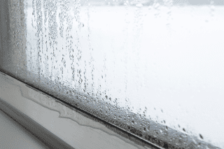Wassertropfen an der Fensterscheibe